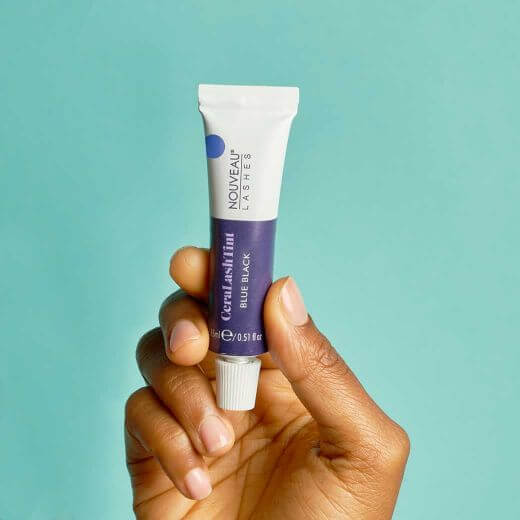 LVL CeraLash - Farbe Blau/Schwarz LVL Cera Die LVL CeraLashTint Wimpernfarbe sind in drei verschiedenen Farbtönen erhältlich und wurden speziell dafür entwickelt, tief in den Haarschaft einzudringen, um eine langanhaltende, intensive Farbe zu erzeugen und