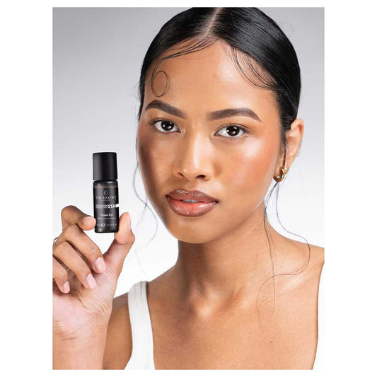 BrowStay Hybrid Dye BrowStay Hybrid BrowStay Hybrid Dye Der BrowStay Hybrid Dye ist eine professionelle flüssige Hybridtönung, die 100 % vegan und 100 % hennafrei ist. Kreieren Sie den unverwechselbaren, definierten Hybrid-Stil mit langanhaltenden Ergebni