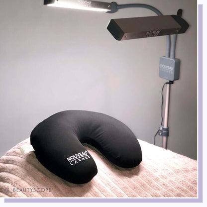 Nackenkissen Instrumente & Zubehör Gönnen Sie Ihren Kunde eine komfortable und entspannte Extend, Express, LVL Enhance und SVS Behandlungen mit unserem Luxus-Marken-Mikroperle Nackenkissen. Nouveau Lashes