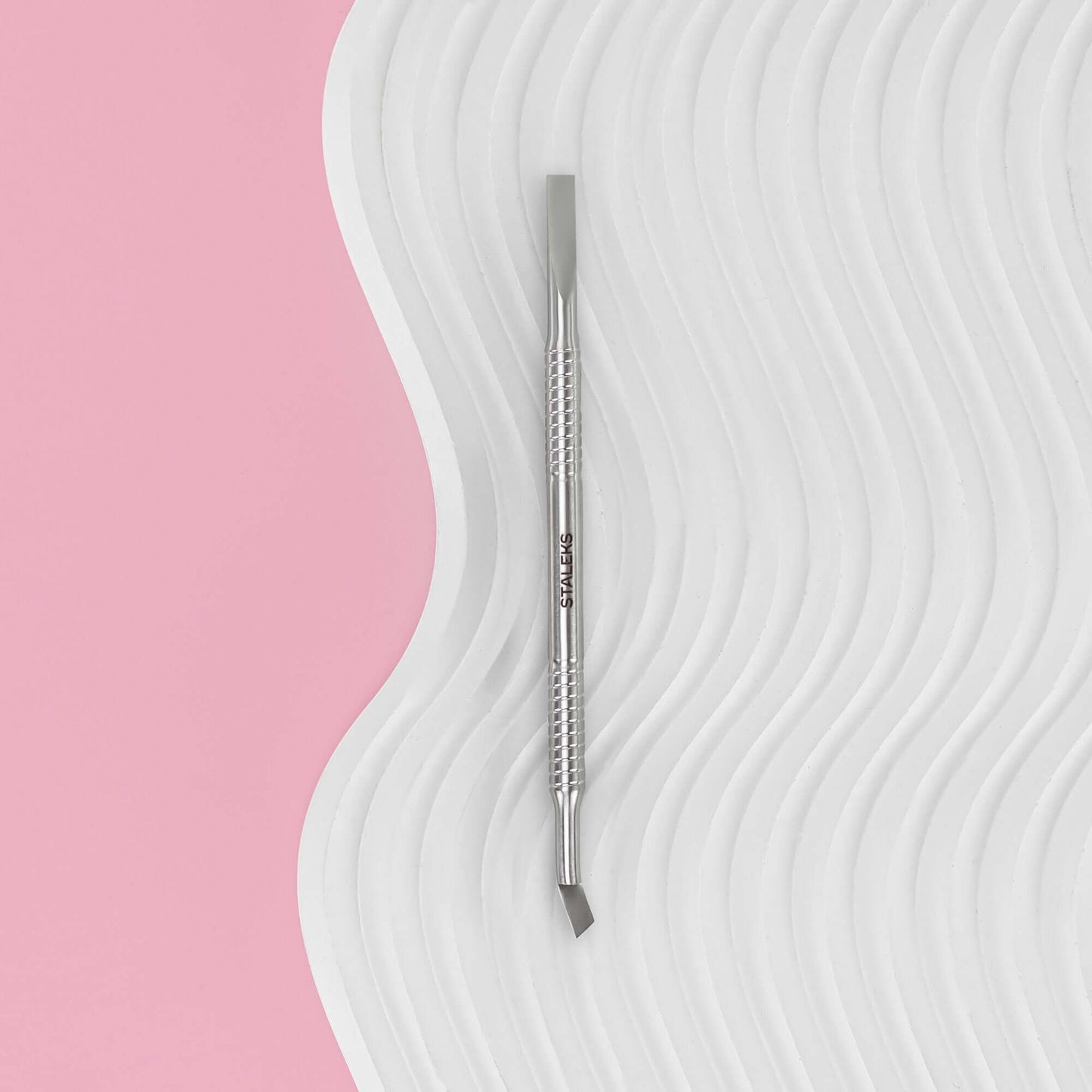 Nagelhaut Pusher - Beauty & Care 40 Type 1 Nagelscheren & Nagelknips Nagelhaut Pusher - STALEKS - Beauty & Care 40 Type 1Rechteckiger Schieber Und Gebogene Klinge HOCHWERTIGES MANIKÜRE-PEDIKÜRE-WERKZEUG Rechteckiger Drücker und Klinge. Professionelles man