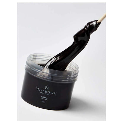 Gel Wax Cosmic Black HD Brows Gelwachs Cosmic Black Unser Gelwachs ist ein professionelles Augenbrauenwachs, das sich leicht auftragen lässt und superglatte Ergebnisse liefert. Angereichert mit raffiniertem natürlichem Kiefernharz und Sojaöl ist es sanft