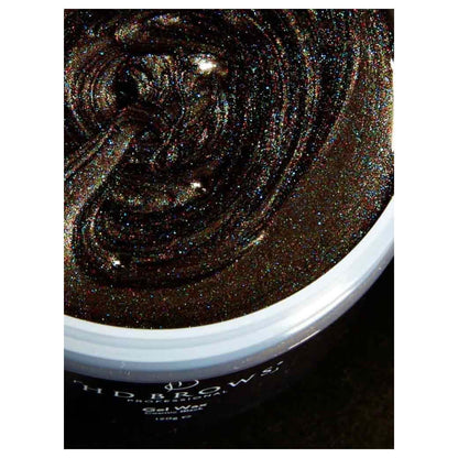 Gel Wax Cosmic Black HD Brows Gelwachs Cosmic Black Unser Gelwachs ist ein professionelles Augenbrauenwachs, das sich leicht auftragen lässt und superglatte Ergebnisse liefert. Angereichert mit raffiniertem natürlichem Kiefernharz und Sojaöl ist es sanft