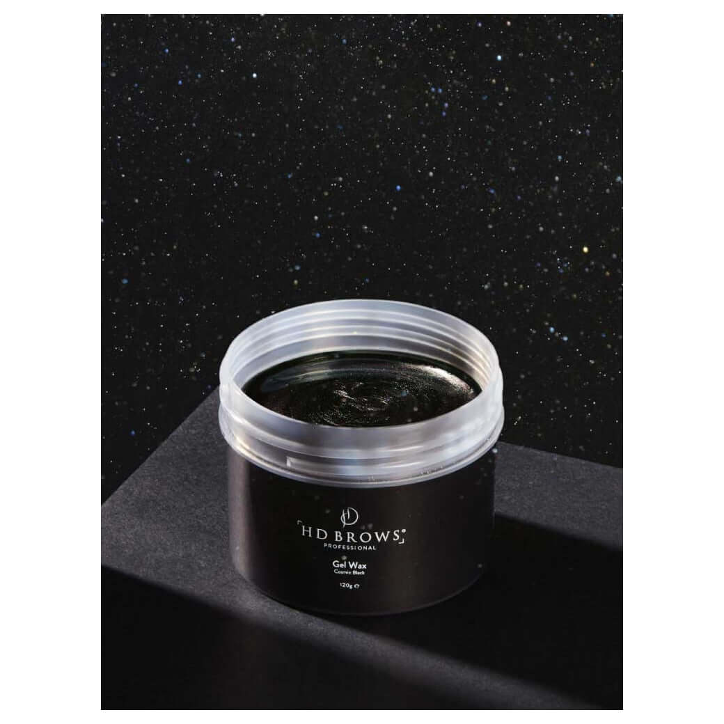 Gel Wax Cosmic Black HD Brows Gelwachs Cosmic Black Unser Gelwachs ist ein professionelles Augenbrauenwachs, das sich leicht auftragen lässt und superglatte Ergebnisse liefert. Angereichert mit raffiniertem natürlichem Kiefernharz und Sojaöl ist es sanft