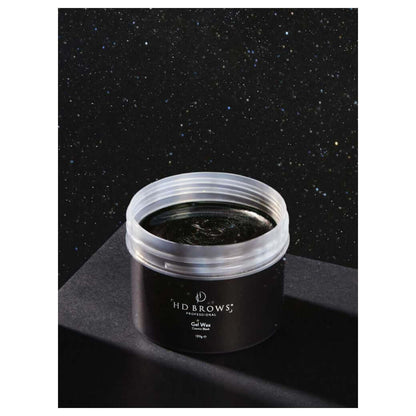 Gel Wax Cosmic Black HD Brows Gelwachs Cosmic Black Unser Gelwachs ist ein professionelles Augenbrauenwachs, das sich leicht auftragen lässt und superglatte Ergebnisse liefert. Angereichert mit raffiniertem natürlichem Kiefernharz und Sojaöl ist es sanft