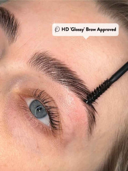 SOS Rescue Brow Balm HD Brows SOS Rescue Brauenbalsam Wir stellen eine neue und verbesserte Formel vor, die trockene und beschädigte Augenbrauen vorbeugt. Der vegane SOS Rescue Brow Balm enthält noch mehr pflegende Inhaltsstoffe und ist in einer recycelba