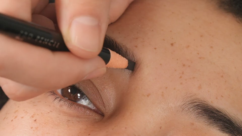 Pro Pencil HD Brows Unser Pro Pencil ist ein Augenbrauenstift wie kein anderer, mit dem Sie einfacher als je zuvor die Illusion von Härchen erzeugen können, für sofort vollere Brauen, die völlig natürlich aussehen. Wir haben unseren Farbton Dunkelbraun vo