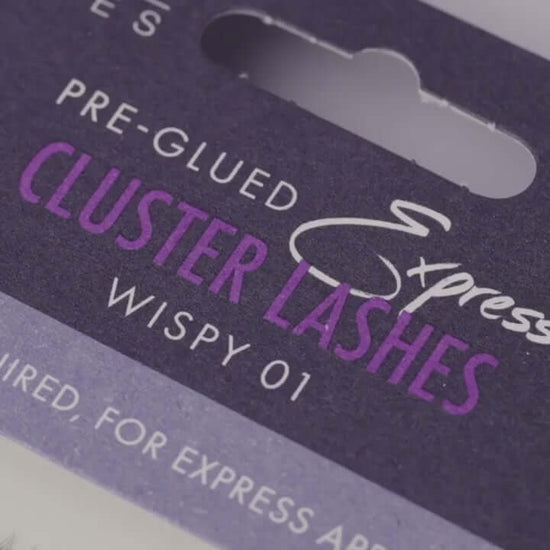 Vorgeklebte Express-Cluster-Wimpern (Wispy 01) Lash Extensions Diese vorgeklebten Wimpernbüschel sind ideal für Express-Behandlungen oder den Verkauf im Salon und sorgen für einen zarten Look, den Sie den ganzen Tag über tragen können. 1 x Packung mit 48