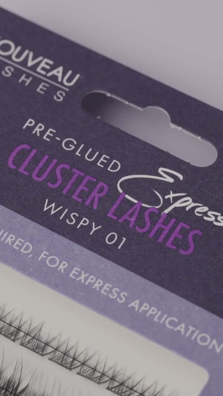 Vorgeklebte Express-Cluster-Wimpern (Wispy 01) Lash Extensions Diese vorgeklebten Wimpernbüschel sind ideal für Express-Behandlungen oder den Verkauf im Salon und sorgen für einen zarten Look, den Sie den ganzen Tag über tragen können. 1 x Packung mit 48