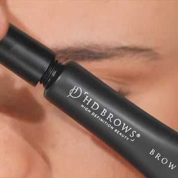 Brow Glue HD Brows Augenbrauen-Fixiergel Team HD wollte das beste Augenbrauengel entwickeln, das es je ausprobiert hat. Nach über einem Jahr Entwicklungszeit war Brow Glue endlich geboren. Wir haben es nicht ohne Grund Brow Glue genannt. Mit seiner supers