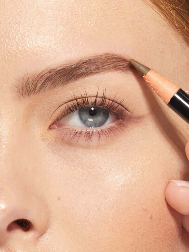 Pro Pencil HD Brows Unser Pro Pencil ist ein Augenbrauenstift wie kein anderer, mit dem Sie einfacher als je zuvor die Illusion von Härchen erzeugen können, für sofort vollere Brauen, die völlig natürlich aussehen. Wir haben unseren Farbton Dunkelbraun vo