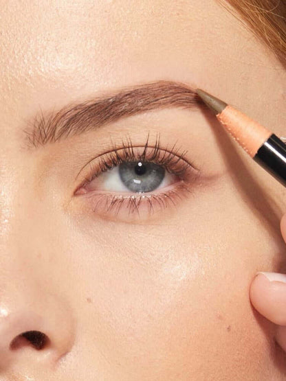 Pro Pencil HD Brows Unser Pro Pencil ist ein Augenbrauenstift wie kein anderer, mit dem Sie einfacher als je zuvor die Illusion von Härchen erzeugen können, für sofort vollere Brauen, die völlig natürlich aussehen. Wir haben unseren Farbton Dunkelbraun vo