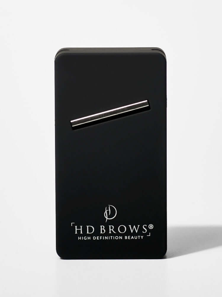 Pro Super Shaper HD Brows Unser Pro Shaper wurde überarbeitet und sieht jetzt noch besser aus. Mit diesem neuen und verbesserten Bleistiftspitzer können Sie die berühmte flache, ultrafeine Spitze des HD Brows Pro Pencil viel schneller, einfacher und siche