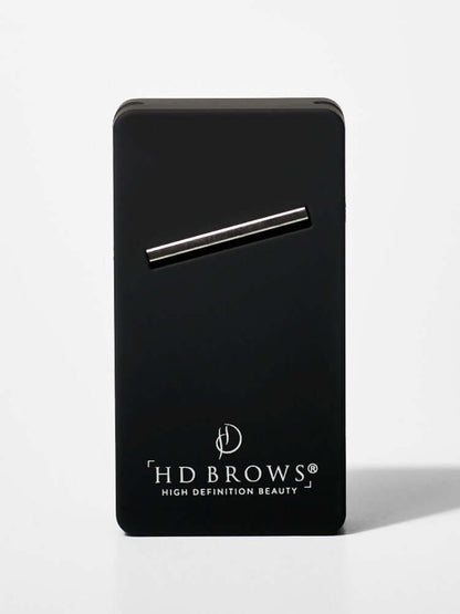 Pro Super Shaper HD Brows Unser Pro Shaper wurde überarbeitet und sieht jetzt noch besser aus. Mit diesem neuen und verbesserten Bleistiftspitzer können Sie die berühmte flache, ultrafeine Spitze des HD Brows Pro Pencil viel schneller, einfacher und siche