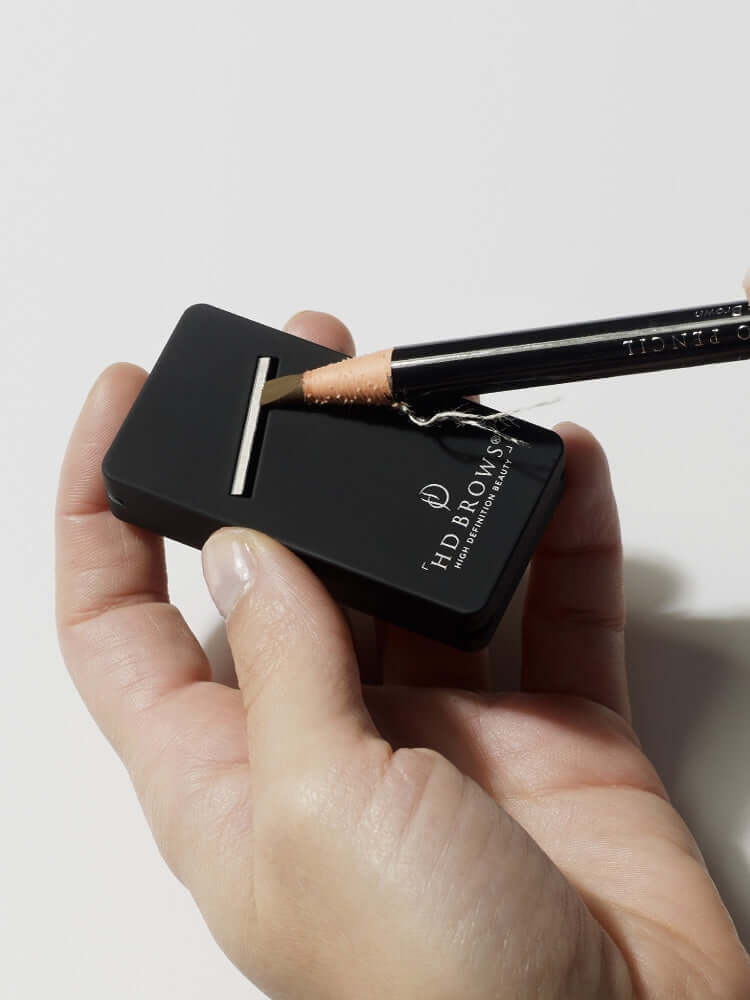 Pro Super Shaper HD Brows Unser Pro Shaper wurde überarbeitet und sieht jetzt noch besser aus. Mit diesem neuen und verbesserten Bleistiftspitzer können Sie die berühmte flache, ultrafeine Spitze des HD Brows Pro Pencil viel schneller, einfacher und siche