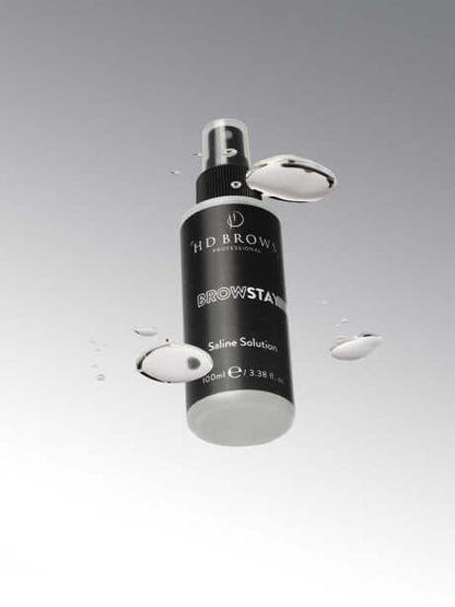 BrowStay Saline Solution BrowStay Hybrid BrowStay-Kochsalzlösung Die BrowStay-Salzlösung ist ein wesentlicher Vorbereitungsschritt bei Ihren BrowStay-Hybridbehandlungen, um länger anhaltende Ergebnisse zu erzielen. Diese sanfte, alkoholfreie Formel wird i