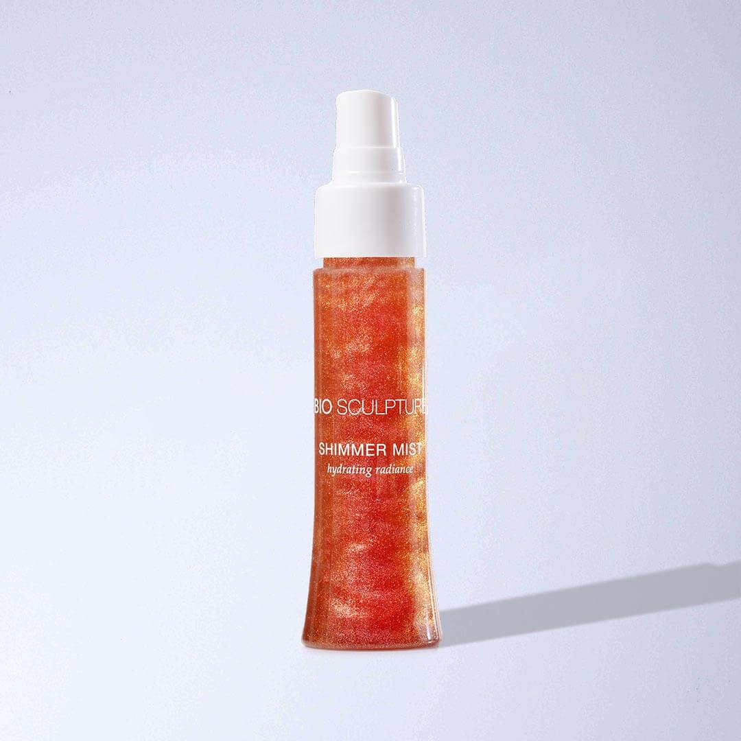 Shimmer Mist SPA Erleben Sie die ultimative Feuchtigkeitsversorgung mit strahlendem Schimmer. Entdecken Sie das Geheimnis strahlender, jugendlicher Haut mit unserem luxuriösen Glowing Shimmer Skin Hydration Mist. Mit Hyaluronsäure angereichert, schließt e