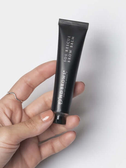 SOS Rescue Brow Balm HD Brows SOS Rescue Brauenbalsam Wir stellen eine neue und verbesserte Formel vor, die trockene und beschädigte Augenbrauen vorbeugt. Der vegane SOS Rescue Brow Balm enthält noch mehr pflegende Inhaltsstoffe und ist in einer recycelba