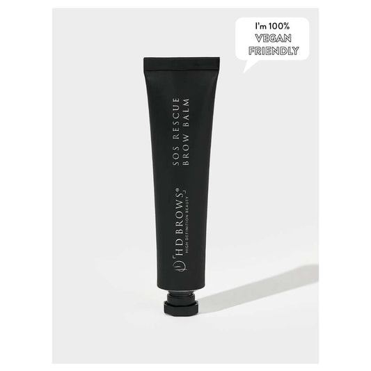 SOS Rescue Brow Balm HD Brows SOS Rescue Brauenbalsam Wir stellen eine neue und verbesserte Formel vor, die trockene und beschädigte Augenbrauen vorbeugt. Der vegane SOS Rescue Brow Balm enthält noch mehr pflegende Inhaltsstoffe und ist in einer recycelba