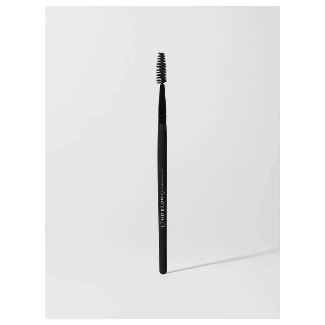 Spoolie Brush HD Brows Spoolie-Pinsel Der ultimative Augenbrauenpinsel für Ihre Sammlung. Der einfache Augenbrauenpinsel ist ein vielseitiger Pinsel, der die Härchen in Form bringt und gleichzeitig hilft, sie mit dem Make-up zu verblenden, um ein weiches