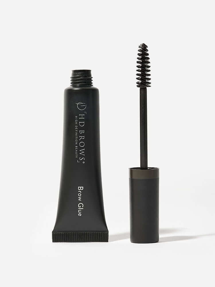 Brow Glue HD Brows Augenbrauen-Fixiergel Team HD wollte das beste Augenbrauengel entwickeln, das es je ausprobiert hat. Nach über einem Jahr Entwicklungszeit war Brow Glue endlich geboren. Wir haben es nicht ohne Grund Brow Glue genannt. Mit seiner supers