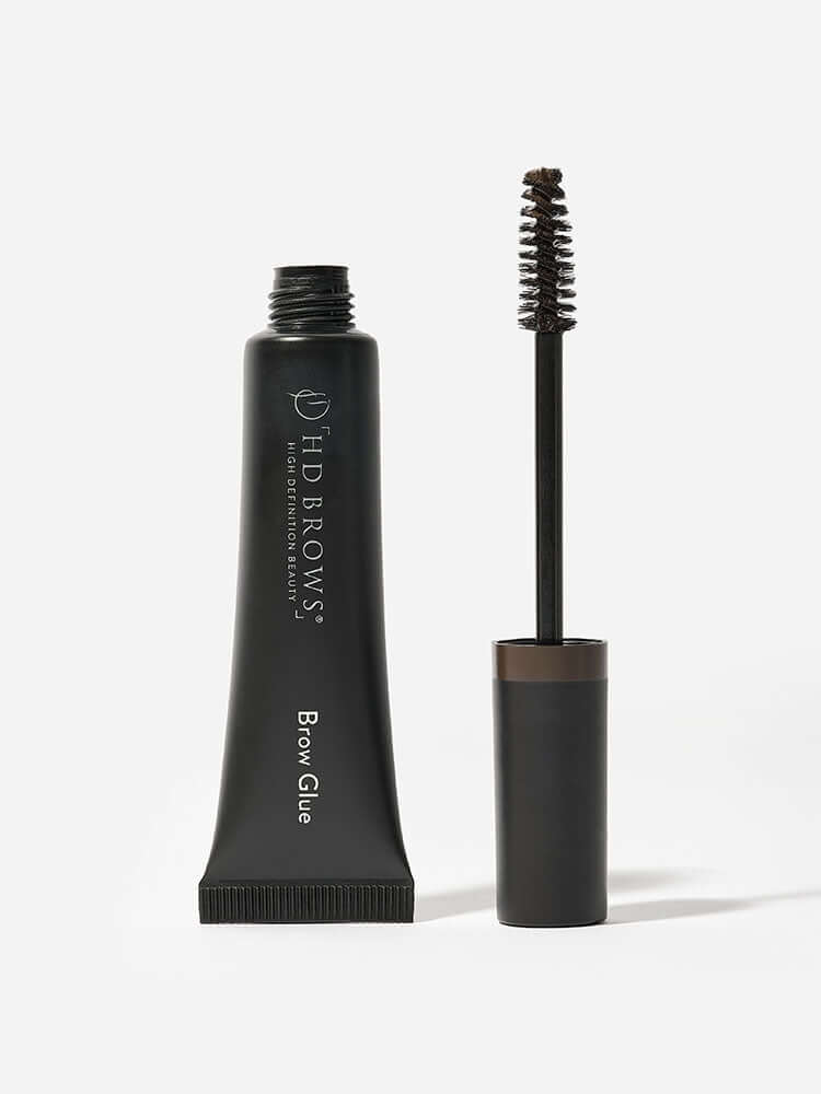 Brow Glue HD Brows Augenbrauen-Fixiergel Team HD wollte das beste Augenbrauengel entwickeln, das es je ausprobiert hat. Nach über einem Jahr Entwicklungszeit war Brow Glue endlich geboren. Wir haben es nicht ohne Grund Brow Glue genannt. Mit seiner supers