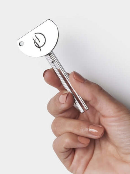 Tube Hero HD Brows Tuben Schlüssel Mit dem Tube Hero vermeiden Sie Produktverschwendung. Mit diesem innovativen Tool können Sie auch den letzten Tropfen aus Ihren Lieblings-Schönheitsprodukten herauspressen. Warum es Ihnen gefallen wird Hassen Sie es nich