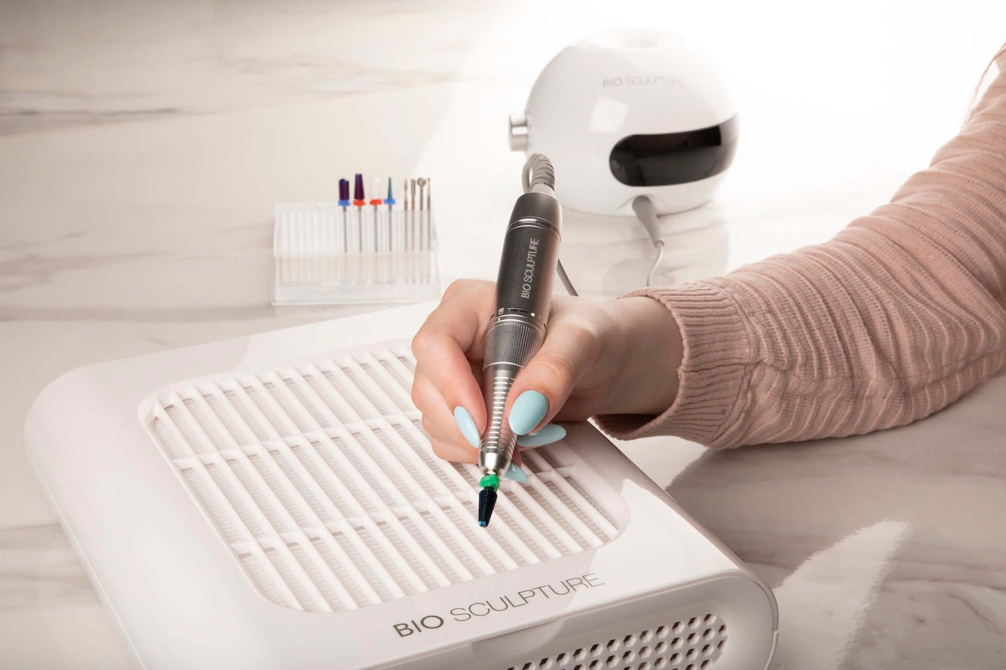 Dust Collector Nagelfräser & Tools Tischstaubsauger mit EU-Adapter STAUB ABSCHEIDER MIT EU-ADAPTER - Staubsauger mit Low / High / Off-Touch-Taste- Entworfen mit rotierendem Lüfter- Lüftergeschwindigkeit: 2000 U / min - 2800 U / min - AustauschbarerFilter-