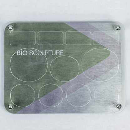 Small Gel Tray Marketing Dieses Tablett ist eine kompakte, auffällige Ergänzung Ihrer Manikürestation sowie eine saubere und aufgeräumte Möglichkeit, Ihre Gels und Behandlungsprodukte aufzubewahren.Tablett hält:4 x 4,5g BioGel-Töpfe1 x 10g BioGel-Topf2 x