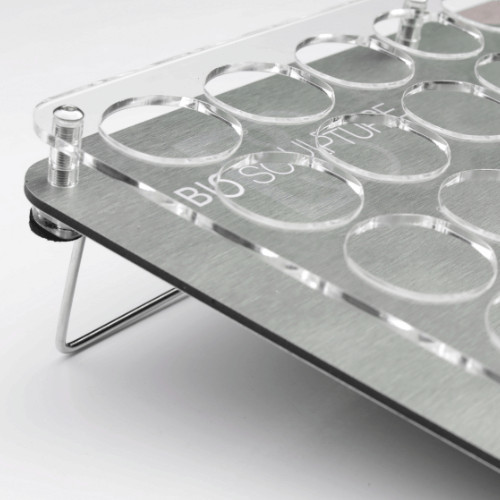 Bio Gel Tray 40 Marketing BioGel Colour Tray ist ein Stand-Display, das 40 BioGel (4,5 g) Einheiten ebenso attraktiv wie sicher platziert. Eine ästhetische Verkaufshilfe, die sich dank des eingebauten Ständers auch abgeschrägt aufstellen lässt. Ideal um I