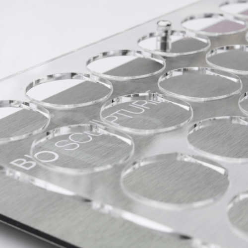 Bio Gel Tray 40 Marketing BioGel Colour Tray ist ein Stand-Display, das 40 BioGel (4,5 g) Einheiten ebenso attraktiv wie sicher platziert. Eine ästhetische Verkaufshilfe, die sich dank des eingebauten Ständers auch abgeschrägt aufstellen lässt. Ideal um I