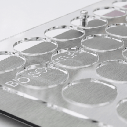 Bio Gel Tray 40 Marketing BioGel Colour Tray ist ein Stand-Display, das 40 BioGel (4,5 g) Einheiten ebenso attraktiv wie sicher platziert. Eine ästhetische Verkaufshilfe, die sich dank des eingebauten Ständers auch abgeschrägt aufstellen lässt. Ideal um I