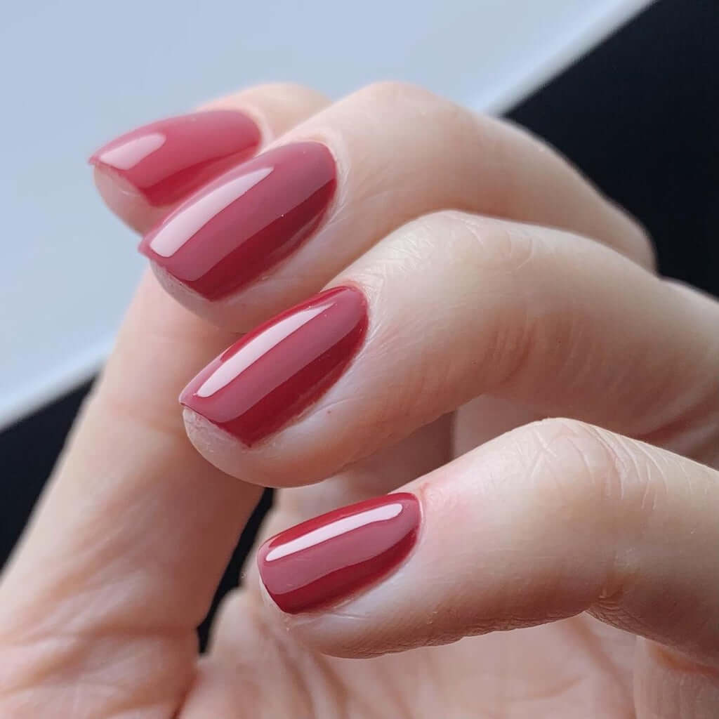 0128 Annalyn - EVO EVO EVO GellackEin tiefes und kräftiges Beerenrot, das jedem den Tag versüsst. Hergestellt in Südafrika.EVO by Bio Sculpture Bio Sculpture