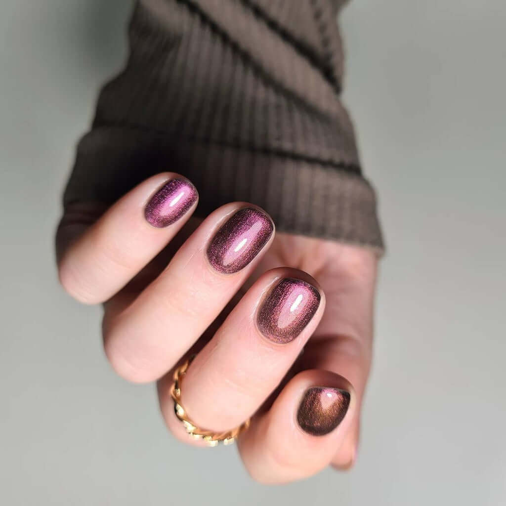 0116 Betsy - EVO EVO EVO GellackEin roséfarbenes Magnetgel mit einem Hauch von Gelb und Grün Verwenden Sie einen Magneten, um das Pigment anzuheben und aufzuhellen. Die Magnete sind nicht im Verkauf enthalten. Magnete finden Sie hier Hergestellt in Südafr