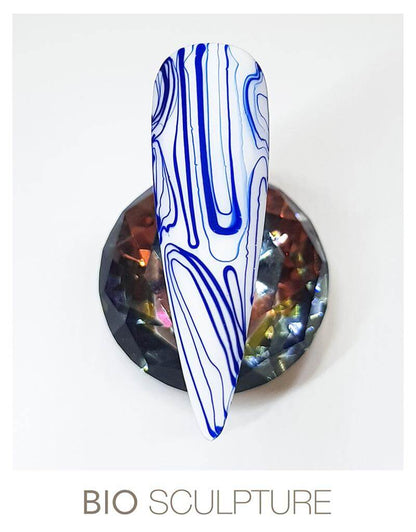 Blue Threading Gel - BIOGEL BIOGEL BIOGEL Threading Gel Blue Das zähflüssige Gel lässt sich in hauchdünnen Fäden auf dem Nagel verarbeiten. Verarbeitungs-Hinweis: - Tragen Sie das Gel auf das ausgehärtete und abgereinigte Farbgel auf. - Verwenden Sie zum