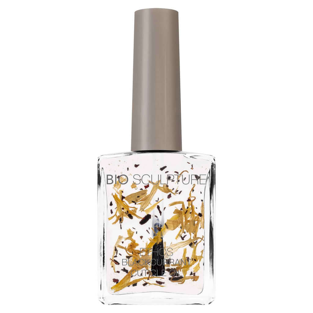 0321 Blackcurrant Cuticle Oil - ETHOS ETHOS ETHOS Blackcurrant Cuticle Oil Enthält Süßmandel-, Sonnenblumen⁠- und Schwarze Johannisbeersamenöle, die Antioxidantien mit weichmachenden Eigenschaften zum Schutz der Nagelhaut sind. Fördert die Zellregeneratio