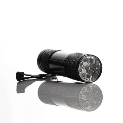 UV LED CURING FLASHLIGHT LED Lampen Die UV LED Flashlight ermöglicht ein einfaches und unkompliziertes Aushärten der Tips. Batterie ist nicht inbegriffen Bio Sculpture