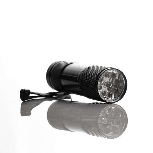UV LED CURING FLASHLIGHT LED Lampen Die UV LED Flashlight ermöglicht ein einfaches und unkompliziertes Aushärten der Tips. Batterie ist nicht inbegriffen Bio Sculpture