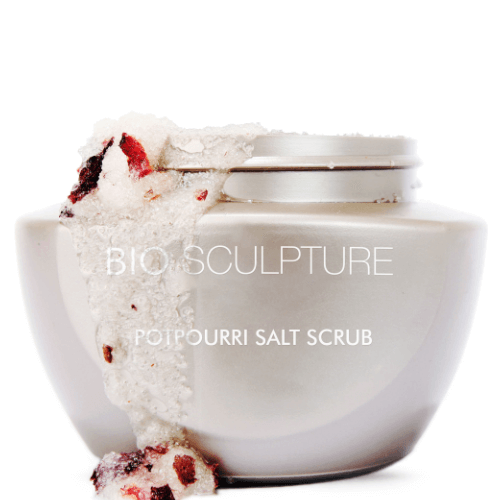 Potpourri Salt Scrub - SPA SPA Dieses hochwertige Meersalz-Peeling entfaltet seine Wirkung durch die Vielfalt der Substanzen. Es enthält unter anderem Rosenblätter, Ylang-Ylang-Öl, Kamillenöl und Rosenwasser. Das wunderschön duftende Peeling wird sanft in