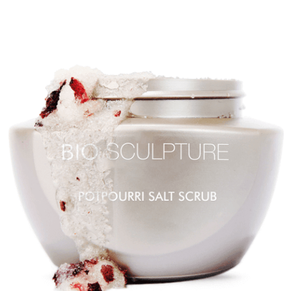 Potpourri Salt Scrub - SPA SPA Dieses hochwertige Meersalz-Peeling entfaltet seine Wirkung durch die Vielfalt der Substanzen. Es enthält unter anderem Rosenblätter, Ylang-Ylang-Öl, Kamillenöl und Rosenwasser. Das wunderschön duftende Peeling wird sanft in