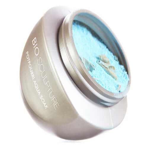 Potpourri Aqua Soak - SPA SPA Ein nach Citrus duftender Badezusatz für Maniküre, Pediküre und Bad. Bereiten Sie Potpourri Aqua Soak in einer kleinen Wanne zur Maniküre oder Fußpflege mit Wasser auf. Oder streuen Sie dieses Pflege-Produkt in die Badewanne.