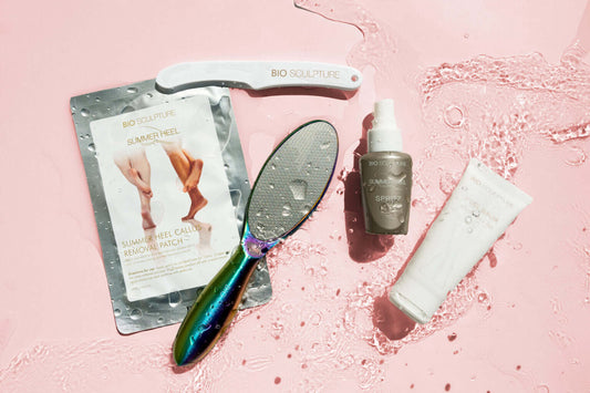 Summer Heel Professional Kit - SPA SPA Das komplette Set zur sicheren und effektiven Hornhautentfernung im Salon• Pflaster zur Hornhautentfernung• Sommer-Fersenspritz• Fersenbalsam• Schaber• Schwarze Handschuhe• Fußfeile Bio Sculpture