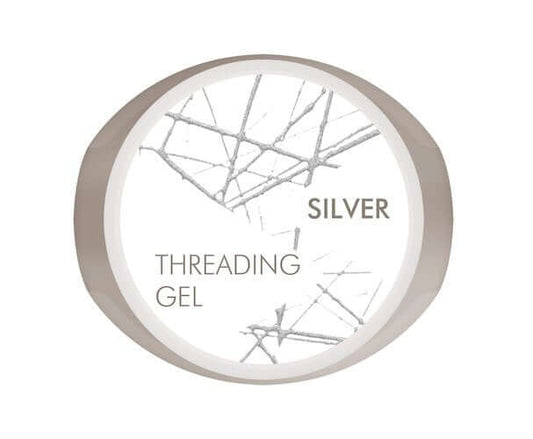 Silver Threading Gel - BIOGEL BIOGEL Silver Threading Gel - BIOGEL Dieses Gel hat einen glitzernden, metallischen Farbton, eine hohe Viskosität und fädelbare Eigenschaften , um mühelos schöne Nagelkunst zu kreieren. Anwendungstipp: Auf das ausgehärtete un