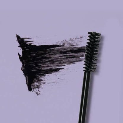 Enhance Mascara Wimpernpflege Speziell entwickelt, um Wimpernverlängerungen glamouröses Volumen zu verleihen, ohne die Klebeverbindung zu beeinträchtigen oder zu beschädigen. Die einzigartige Formel unterstützt das natürliche Wimpernwachstum, während nähr