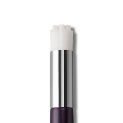 Lash & Lid Cleansing Brush Instrumente & Zubehör Verwenden Sie diese clevere Reinigungsbürste mit Ihrem Lash & Lid Foaming Cleanser, um die Wimpern und den Augenliderbereich gründlich zu reinigen. Es ist die perfekte Ergänzung zum Lash & Lid Foaming Clean