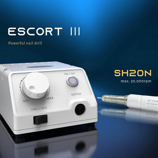 ESCORT III + SH20N + SFP27 Nagelfräser & Tools ESCORT III + SH20N + SFP27Die Saeyang Escort III ist die neueste Ausgabe 2020. Diese elektrische Tischfeile der Einstiegsklasse bietet alles, was Sie von einer professionellen E-File erwarten, und ist gleichz