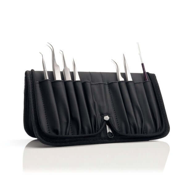 Professionelle Pinzettentasche und Halter Pinzetten Diese professionelle Pinzettentasche lässt sich auch als Pinzettenhalter verwenden. Inhalt1 Pinzettentasche1 Präzisions Pinzette gerade 1 Präzisions Pinzette gebogene Nouveau Lashes