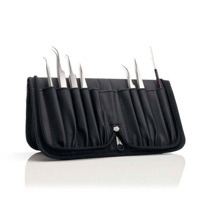 Professionelle Pinzettentasche und Halter Pinzetten Diese professionelle Pinzettentasche lässt sich auch als Pinzettenhalter verwenden. Inhalt1 Pinzettentasche1 Präzisions Pinzette gerade 1 Präzisions Pinzette gebogene Nouveau Lashes