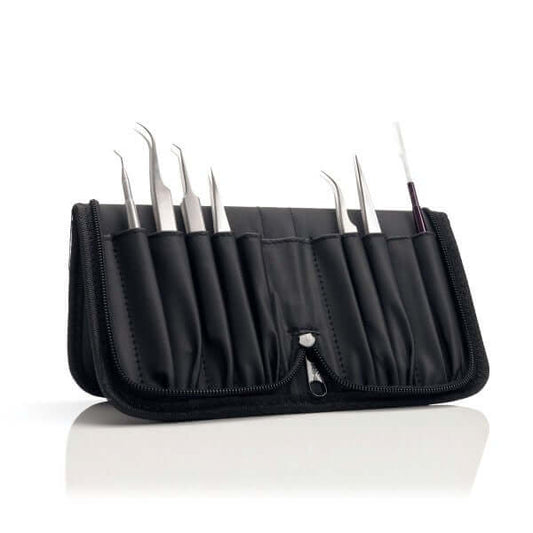 Professionelle Pinzettentasche und Halter Pinzetten Diese professionelle Pinzettentasche lässt sich auch als Pinzettenhalter verwenden. Inhalt1 Pinzettentasche1 Präzisions Pinzette gerade 1 Präzisions Pinzette gebogene Nouveau Lashes