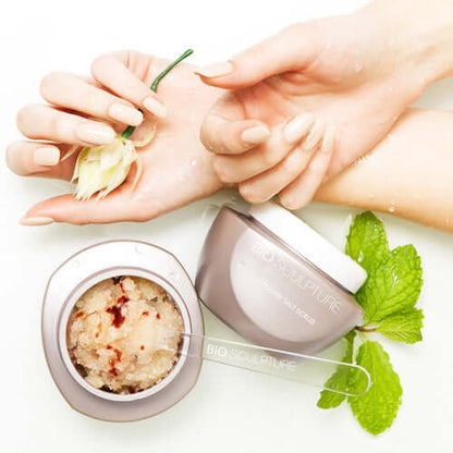 Potpourri Salt Scrub - SPA SPA Dieses hochwertige Meersalz-Peeling entfaltet seine Wirkung durch die Vielfalt der Substanzen. Es enthält unter anderem Rosenblätter, Ylang-Ylang-Öl, Kamillenöl und Rosenwasser. Das wunderschön duftende Peeling wird sanft in