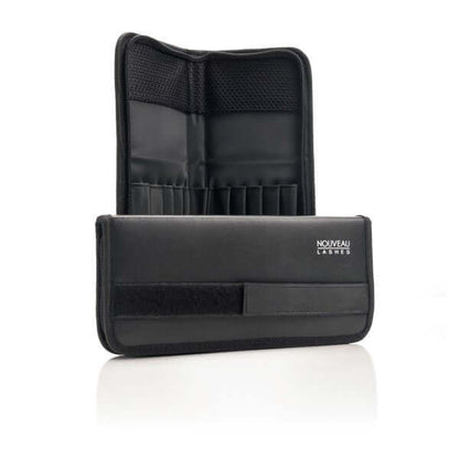 Professionelle Pinzettentasche und Halter Pinzetten Diese professionelle Pinzettentasche lässt sich auch als Pinzettenhalter verwenden. Inhalt1 Pinzettentasche1 Präzisions Pinzette gerade 1 Präzisions Pinzette gebogene Nouveau Lashes